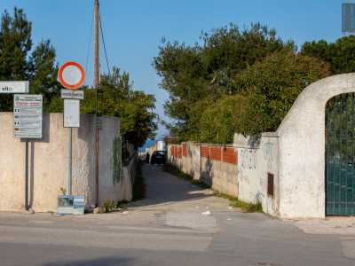 Di fronte a essa si apre quel sentiero ricavato tra due ville che porta a una delle poche insenature sabbiose della zona...